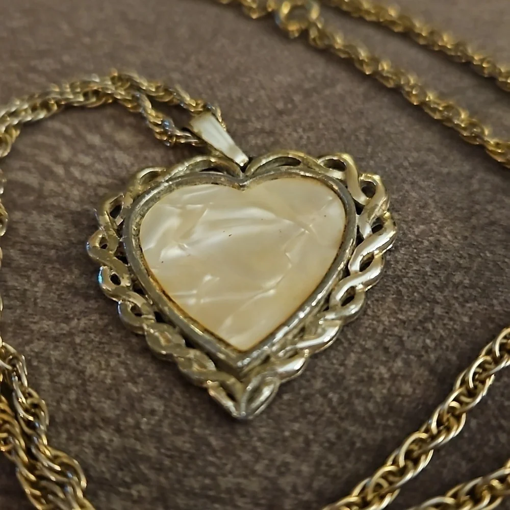 VTG Estate Mother of Pearl Lace Heart Pendant Chain Necklace
